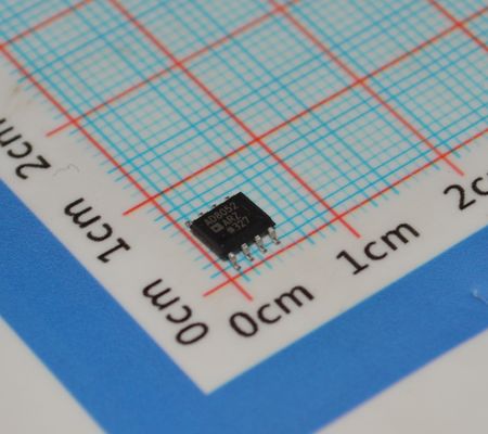 AD8052AR Wysokiej prędkości 300MHz Op Amp Niski hałas 4.5nV/√Hz 5V Operacja Wydźwięk kolejowo-kolejny Niskie zniekształcenie i napęd wyjściowy 160mA dla buforów wideo/ADC
