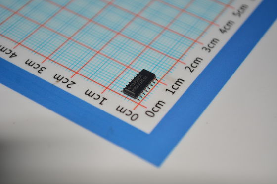 AM26LV32IDR Poczwórny odbiornik różnicowy, działanie 3 V do 3,6 V, 32 Mb/s, ±15 kV ESD, Fail-Safe, 8 kV HBM, przemysłowa temp., TTL/CMOS dla sieci RS-422/485