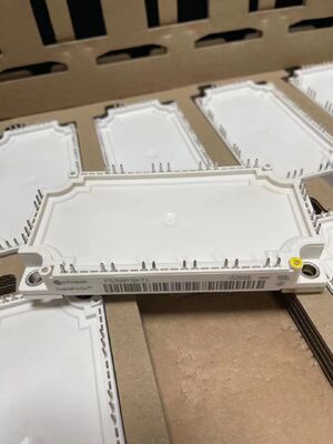 FS150R12KT4 1200V 150A Sześciu modułów IGBT Niskie VCE (sat) Wysoka wydajność 10μs Krótkoobieżność Zręczność Zintegrowany NTC Kompaktowy EconoPACK+ Projekt Niskie straty przełączania Idealne dla napędów i UPS