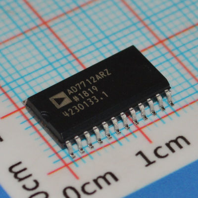 AD7712ARZ 24-bitowy Σ-Δ przetwornik ADC, częstotliwość wyjściowa 500 Hz, niski poziom szumów 1,5μV, interfejs SPI, zasilanie ±5V, od -40°C do 85°C, zaawansowana technologia