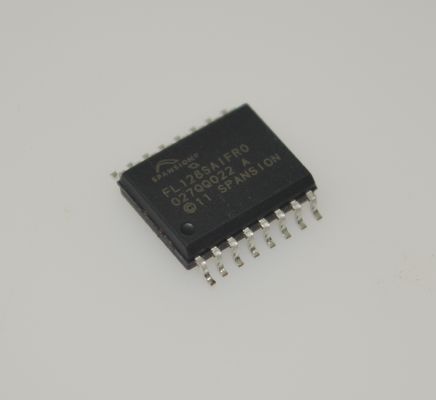 S25FL128SAGMFIR01 128Mb SPI NOR Flash 104MHz Zegar 100K Cykle usuwania 20-letnie przechowywanie danych 2,7-3,6V SOIC-16 -40°C do +85°C