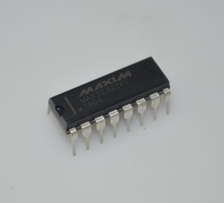 MAX3232CPE RS-232 Odbiornik ±15kV Ochrona ESD 3,0-5,5V Szerokie napięcie 1μA Niska moc 250kbps Prędkość przesyłu danych 2 sterowniki/2 odbiorniki Pakiet DIP-16 do komunikacji przemysłowej