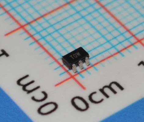 ADT6501SRJZP085RL7 Precyzyjny przełącznik temperatury 85°C ±0,5°C Dokładność Źródło zasilania 2,7V-5,5V 6μA Ultra-niskie zużycie energii Wyjście z otwartym drenem Obudowa SOT-23 dla urządzeń IoT/przenośnych