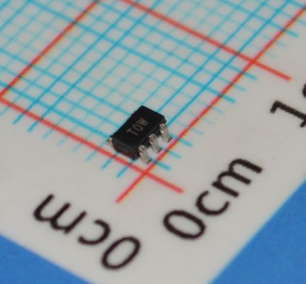 ADT6501SRJZP085RL7 Precyzyjny przełącznik temperatury 85°C ±0,5°C Dokładność Źródło zasilania 2,7V-5,5V 6μA Ultra-niskie zużycie energii Wyjście z otwartym drenem Obudowa SOT-23 dla urządzeń IoT/przenośnych