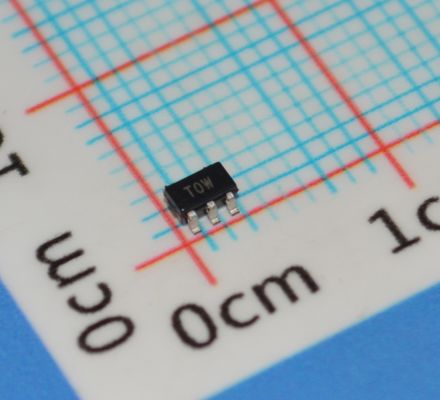 ADT6501SRJZP085RL7 Precyzyjny przełącznik temperatury 85°C ±0,5°C Dokładność Źródło zasilania 2,7V-5,5V 6μA Ultra-niskie zużycie energii Wyjście z otwartym drenem Obudowa SOT-23 dla urządzeń IoT/przenośnych