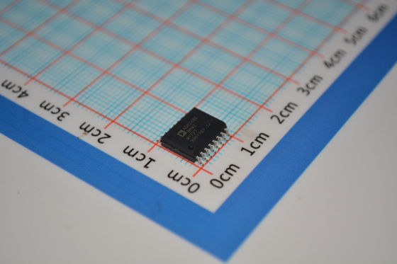ADM2486BRWZ Wyizolowany nadajnik RS-485 500kbps 2.5kV Wyizolowanie ±15kV ESD 3V/5V Logika Wysoka temperatura przemysłowa CMR dla sterowania PLC / silnikiem
