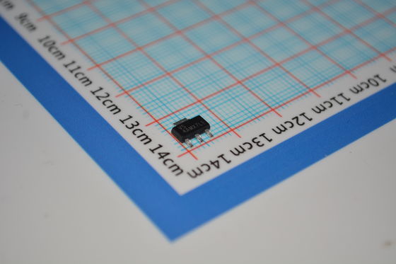 TLV1117LV25DCYR: LDO o stałym napięciu wyjściowym 2,5 V z prądem 1 A, niskim spadkiem napięcia (maks. 1,1 V), wysokim PSRR (65 dB), dokładnością 1%, stabilny z kondensatorami ceramicznymi, zabezpieczenie nadprądowe/termiczne w obudowie SOT-223