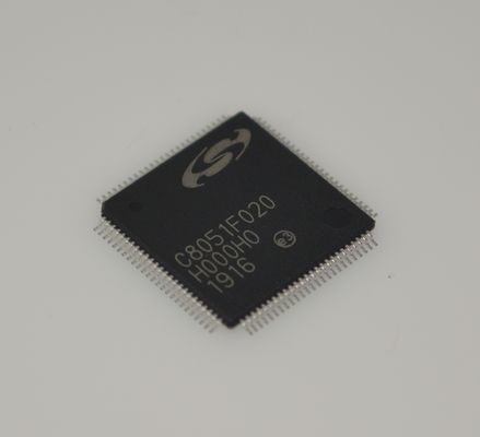 C8051F020-GQR Szybki 25 MIPS rdzeń 8052 64KB pamięci Flash programowanej w systemie 4.5KB RAM 12-bitowy przetwornik ADC Podwójne 12-bitowe przetworniki DAC 64-pinowy LQFP Zakres temperatur przemysłowych Rozbudowany zestaw peryferiów