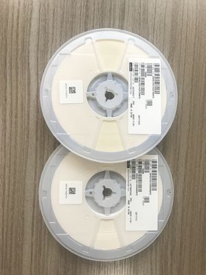 Malutki kondensator MLCC 2.7pF 0402, wysokie napięcie 50V, C0G/NP0, stabilny, wysoka dobroć, niskie straty, bezhalogenowy, pakowany w taśmę i szpulę, do zastosowań motoryzacyjnych i przemysłowych