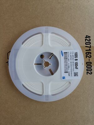 Miniaturowy 0402 X5R MLCC 0,1μF Wysoka pojemność 16V Wysokiej częstotliwości Stabilność niska ESR Zgodny z RoHS Wyższa niezawodność dla zaawansowanego odłączania i filtrowania w kompaktowej elektronice