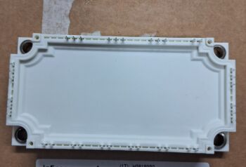 FS150R12KT4 1200V 150A Sześciu modułów IGBT Niskie VCE (sat) Wysoka wydajność 10μs Krótkoobieżność Zręczność Zintegrowany NTC Kompaktowy EconoPACK+ Projekt Niskie straty przełączania Idealne dla napędów i UPS