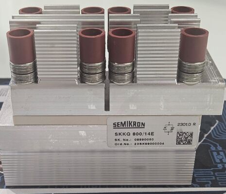 SKKQ800/14E 1400V 800A Moduł tyrystorowy z pojedynczym tyrystorem, szybkie przełączanie, niski spadek napięcia VF 1,37V, udar 12kA, ceramiczna podstawa AlN, styki ciśnieniowe, bramka wzmacniająca, certyfikat UL do łagodnych rozruszników i falowników