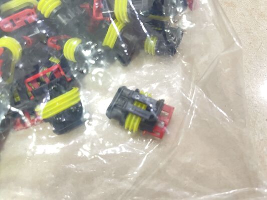 282087-1 4 Pozycja 2,5 mm Włókno-do-płyty pojemnik Krzyp obudowy tarcia zamka Panel montaż polaryzowany UL 94V-0 4.5A Klasyfikacja dla dystrybucji energii i przemysłu