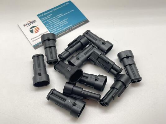 282104-1 2-pozycyjny złącznik kątowy Wire-to-Board o rastrze 5,0 mm, pionowy, przelotowy, ekranowany, z blokadą cierną, spolaryzowany, UL 94V-0 do zasilaczy i sterowania przemysłowego