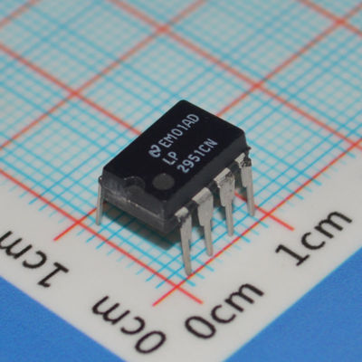 LP2951CN 5V/ADJ 150mA Regulator LDO 3V-30V Wejście ±0.5% Dokładności TO-220/DIP-8 -40°C do +125°C Niski Prąd Spoczynkowy