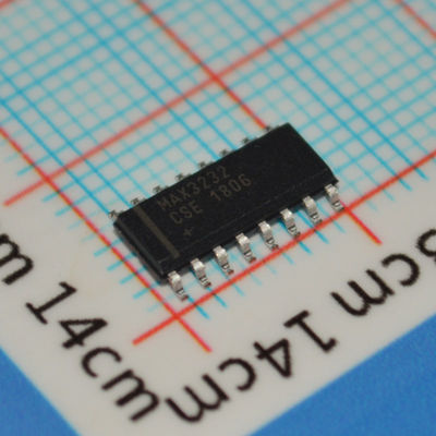MAX3232CSE 3V-5.5V RS-232 Odbiornik 250kbps 2Tx/2Rx ±15kV Ochrona ESD 0.1μA Wyłączenie SOIC-16 -40°C do +85°C